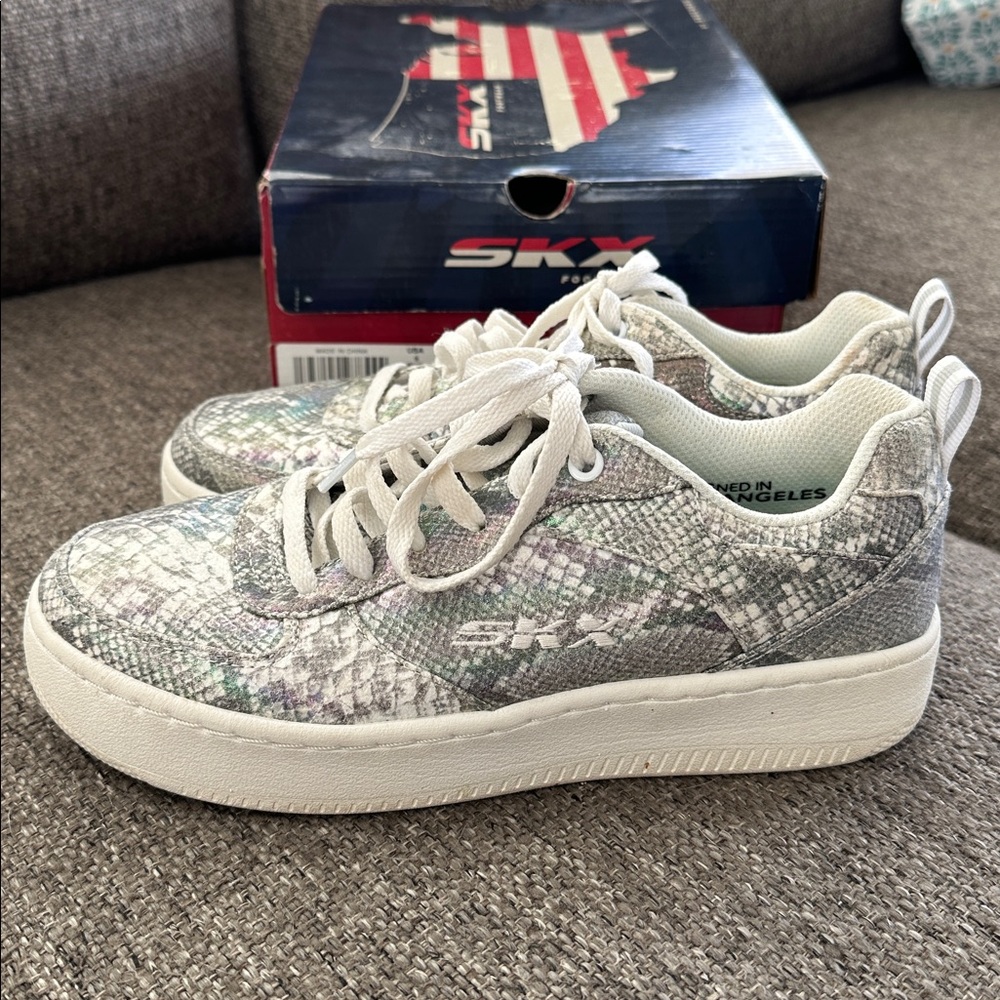 Skechers Sport Court Be Elevated White and Gray Casual Shoes women’s Size 6